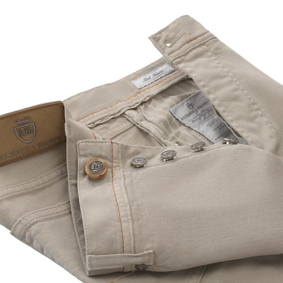 Schmal geschnittene 5-Pocket-Hose aus Stretch-Baumwolle in Hellgrau