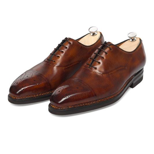 «Vittorio» Oxford-Schuhe aus weichem Leder mit fünf Ösen, umgekehrt genähten Details und handgelochtem Medaillon in Cognac-Braun